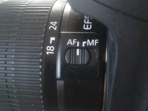 Auto Focus and Manual Focus settings on a camera lens