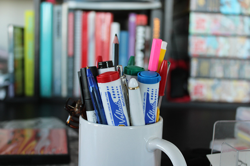 Bunch of markers and pens in a mug, shot with F4.5